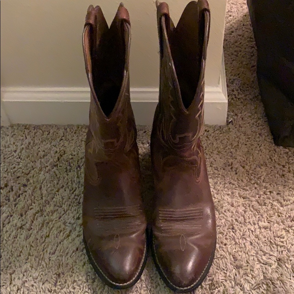 Used size 6.5 Ariat Cowboy boots